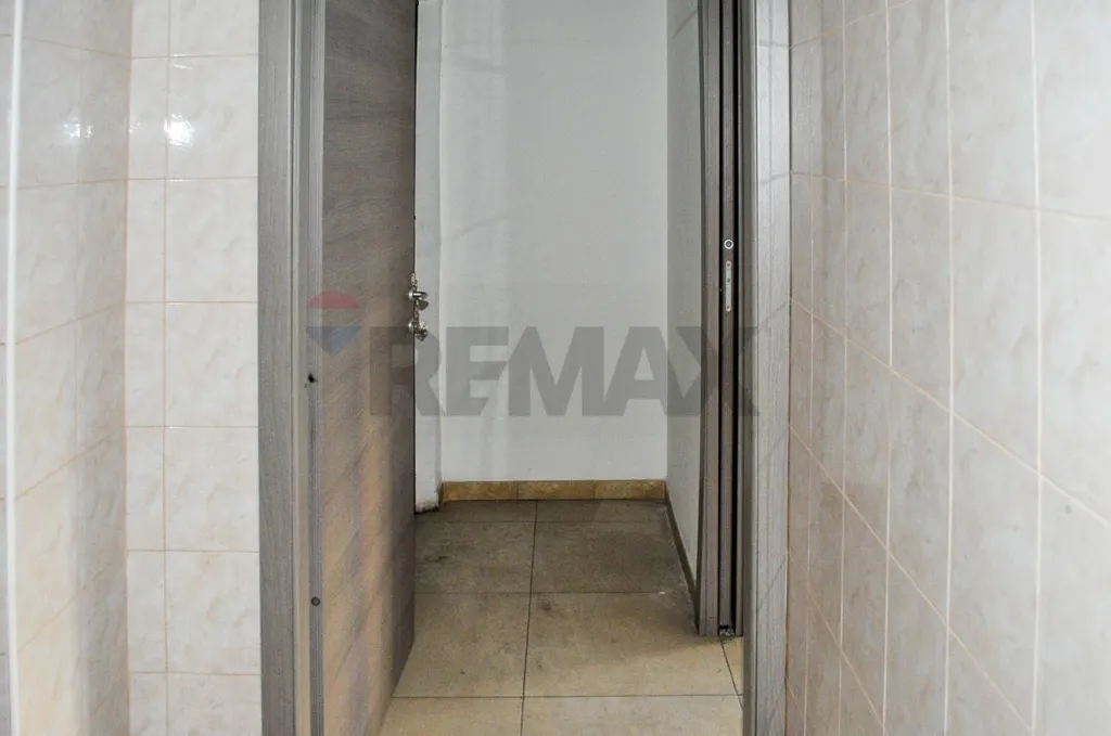 Entrée - Shop with Double Frontage in Catania's Borgo