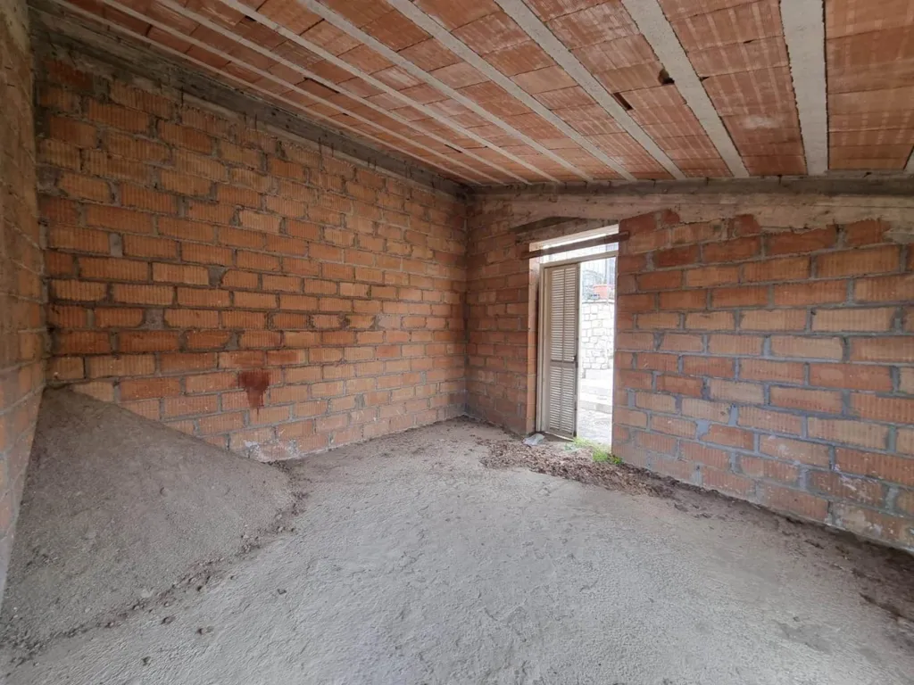 Toad - Twin Apartments with Potential in Montefusco