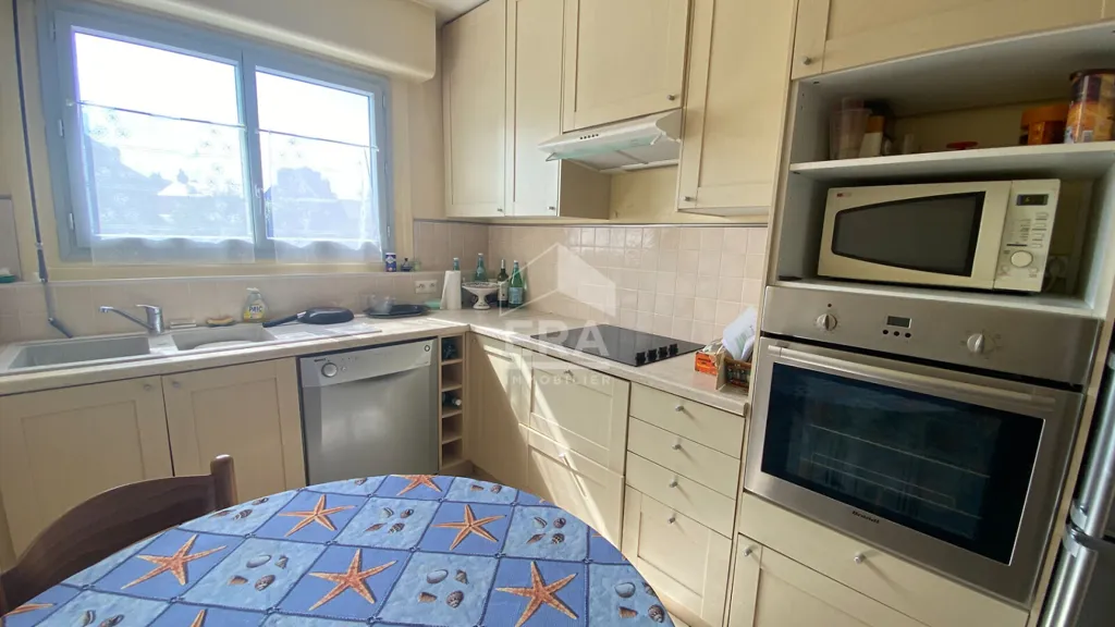 Köök - 3-Bedroom Apartment with Balcony in Orleans