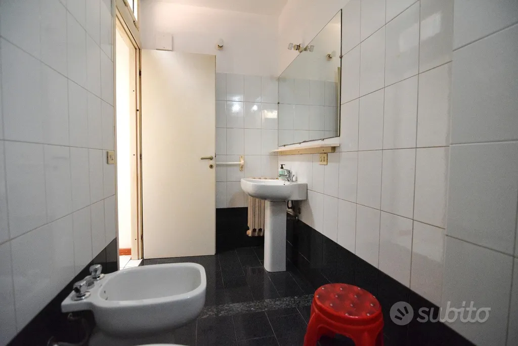 Bathrooms - Detached House with Private Courtyard in Centre