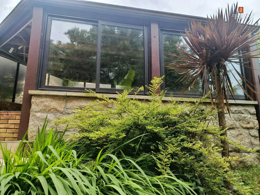 Exterior - House with Jacuzzi in Caudan