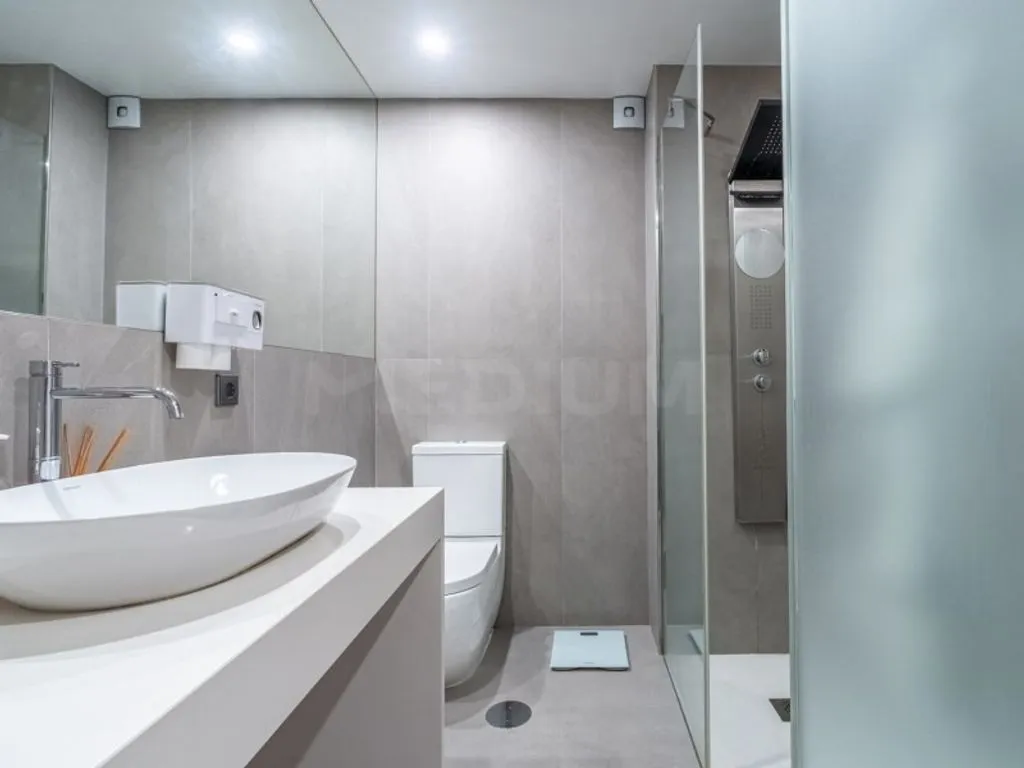 Bathrooms - Luxury Flat with South/North Orientation in Porto