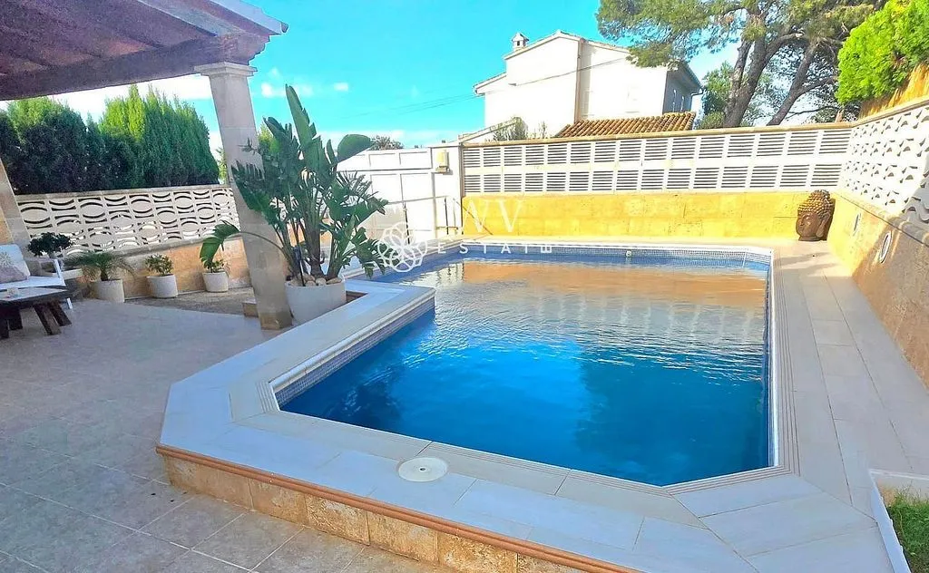 Bassein - Modern Chalet with Pool in Badia Blava