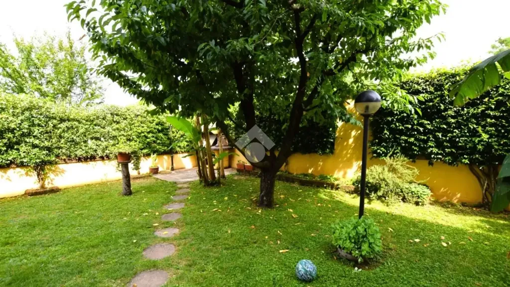 Giardino - Villa with Private Garden in Cassina De' Pecchi
