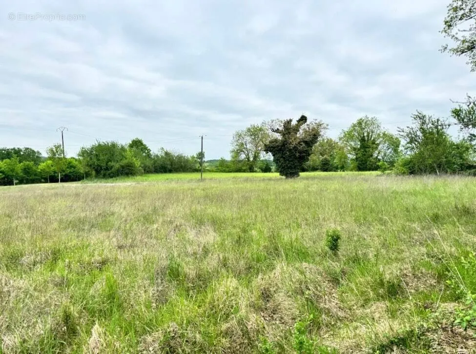Aed - 1500 m² Plot with Views in Bourdeilles