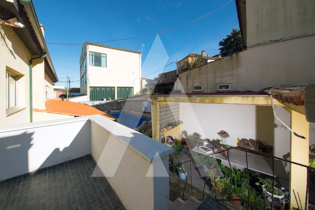 Terrass - House with Commercial Space in Figueiró do Campo