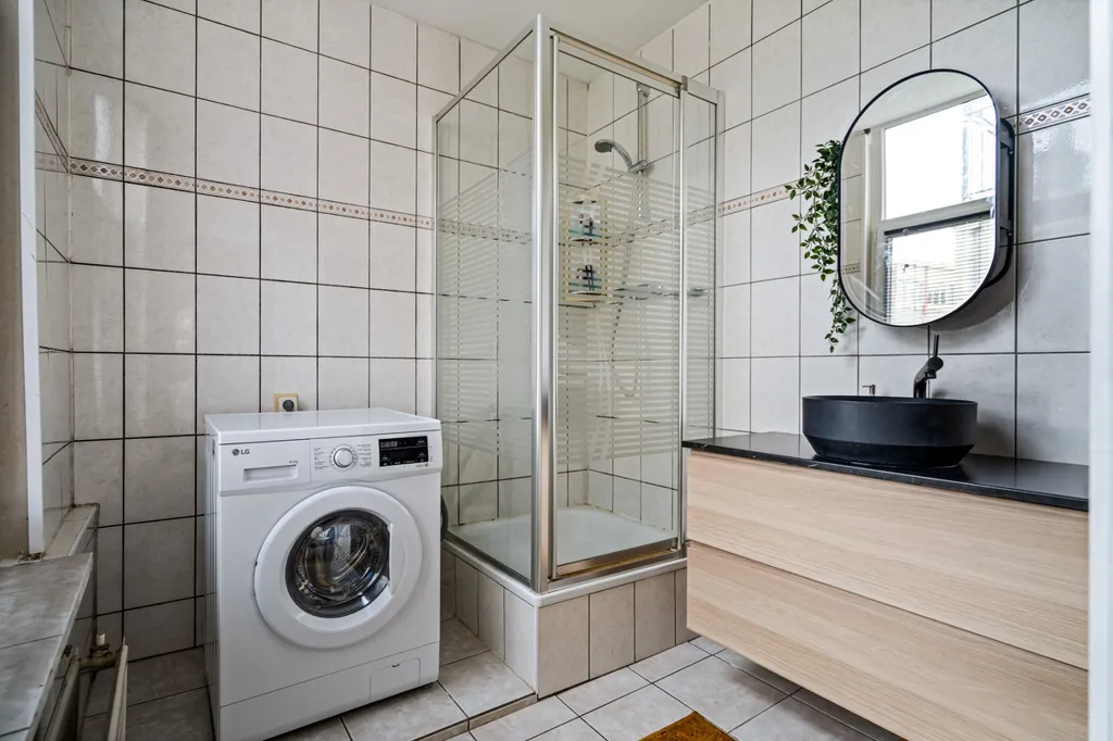 Bathrooms - Characterful Detached House with Garden in Leiden