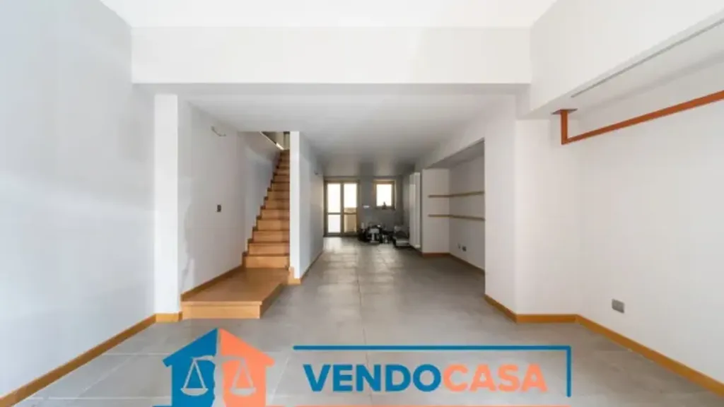 Entrée - Office Space with Balcony in Cuneo