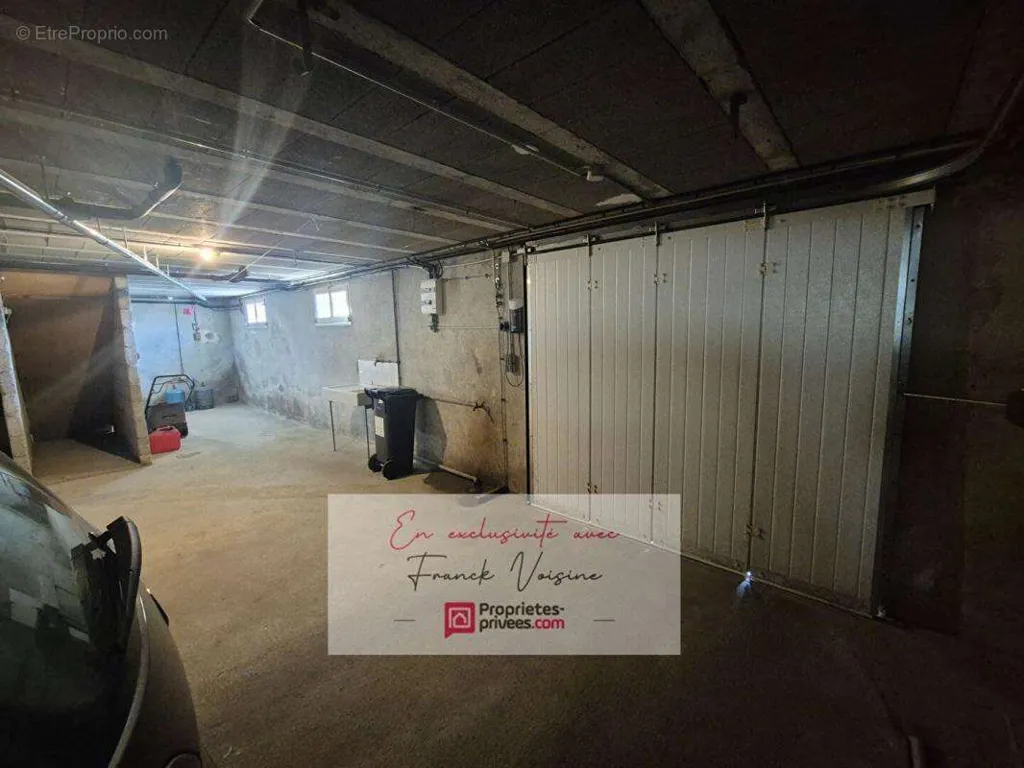 Garage - Maison avec Sous-sol et Jardin à Saint Prouant