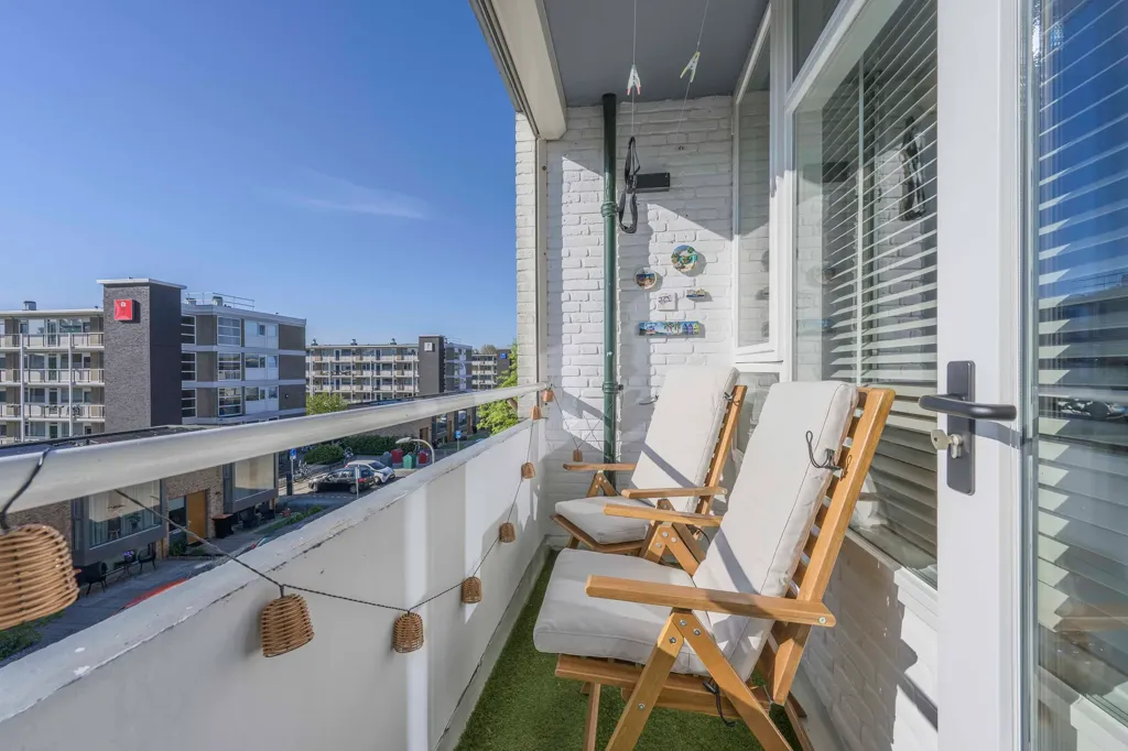 Rõdu - 4-Bedroom Apartment with Balcony in Katwijk