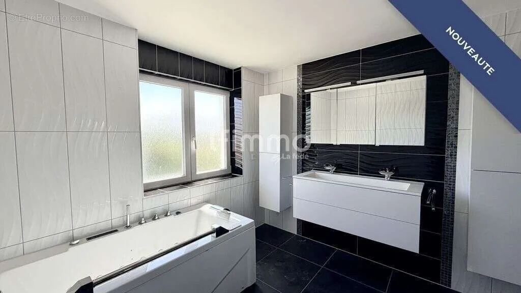 Salles de bain - Maison Moderne avec Piscine à Wittenheim