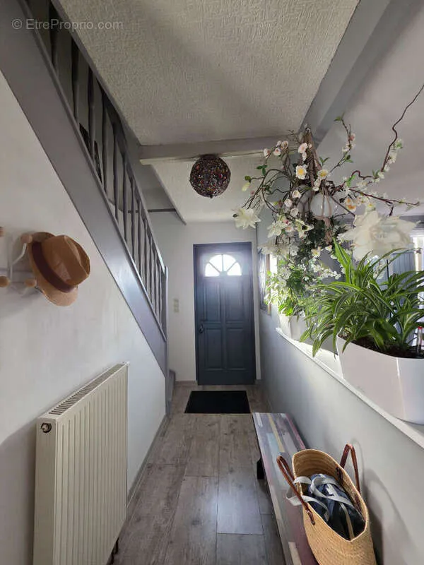 Entrée - Maison avec Sous-sol et Garage à 15 km de Beauvais