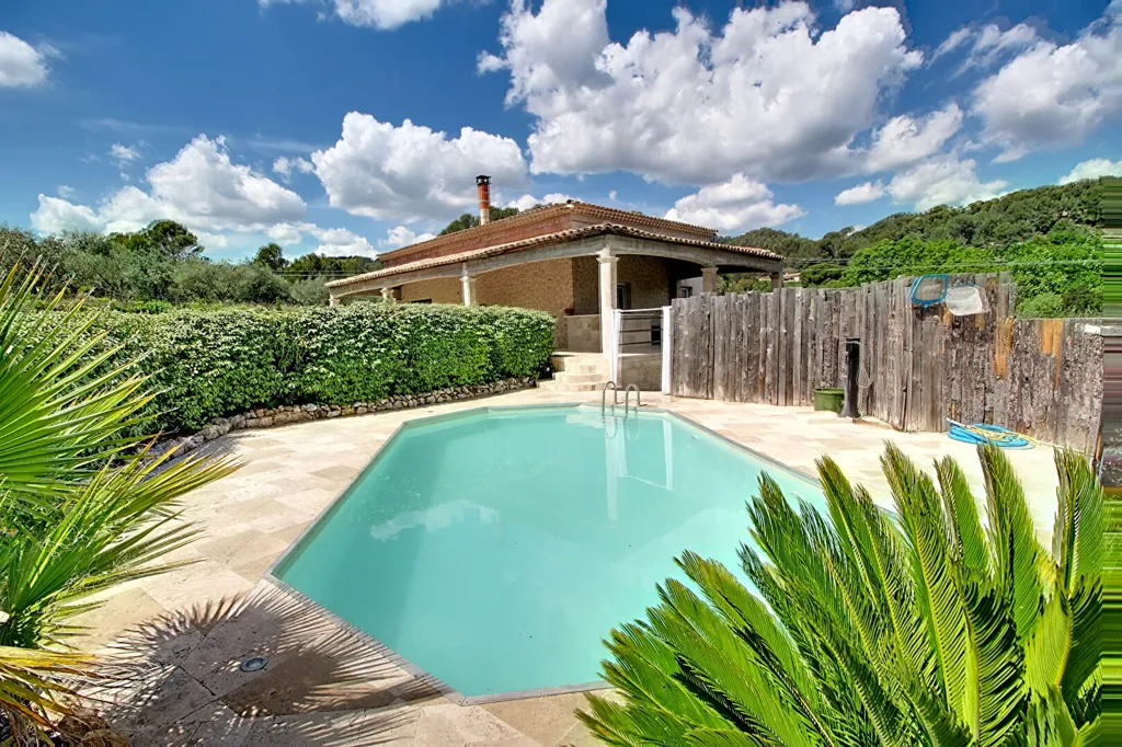 Piscine - Maison avec Piscine et Potentiel d'Agrandissement à Salernes
