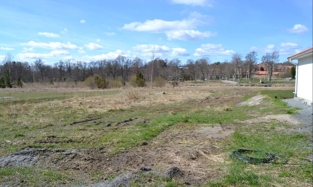 Jardin - Buildable Plot with Canal View in Älmsta