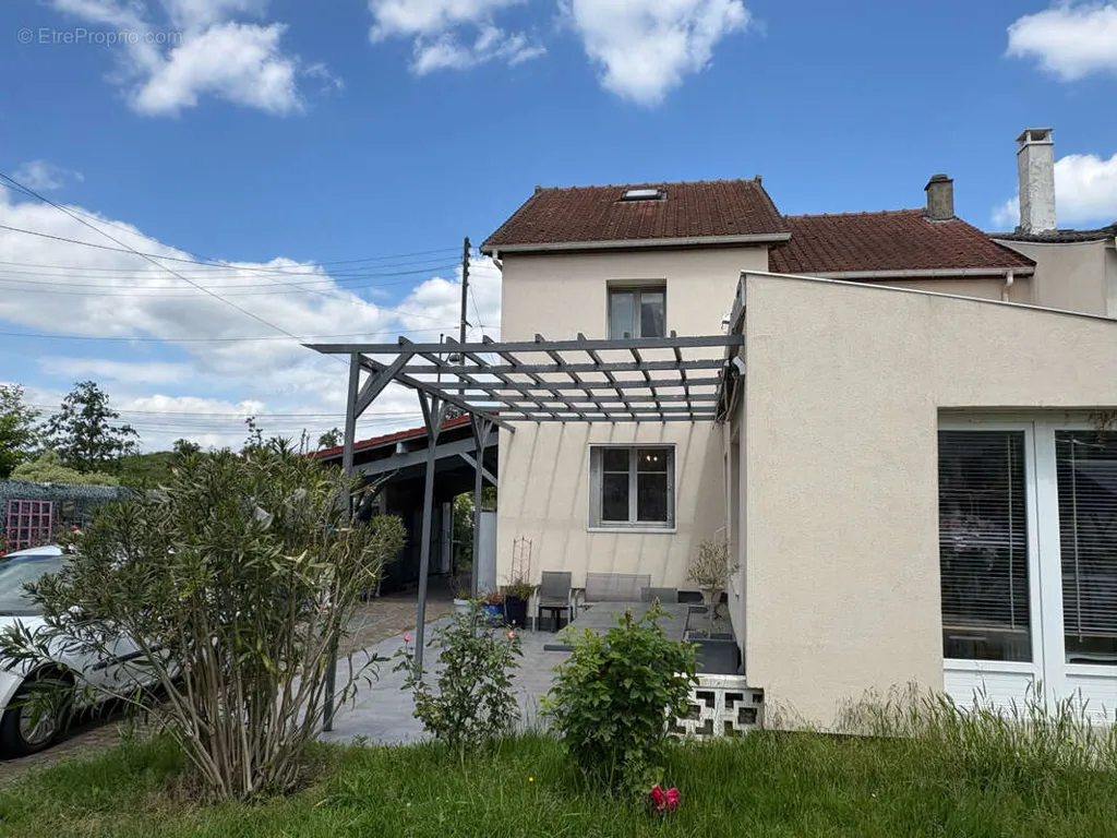 8-toaline maja asukohas Clichy-Sous-Bois