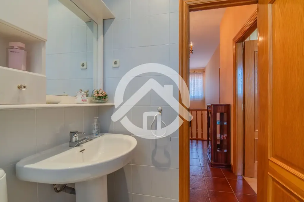 Bathrooms - Chalet with Pool and Garden View in Montehermoso