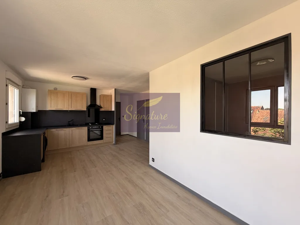 Kitchen - Refurbished 4-Bed Flat with Parking, Gare Sud