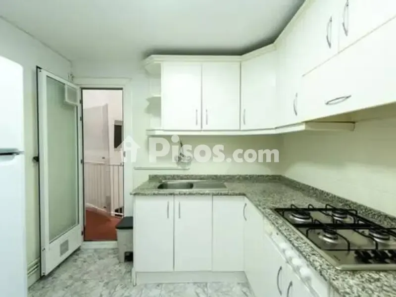 Cucina - Classically Styled Flat with Balcony in Traditional Centre