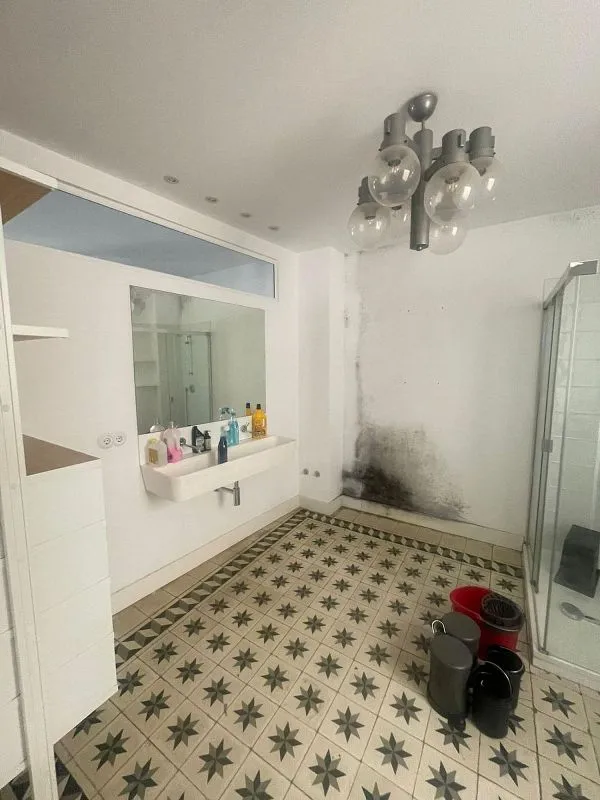Bathrooms - Apartment with Balcony in Valladolid Centre