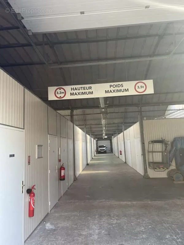 Garage - Bâtiment de Stockage à Carpiquet avec Fort Potentiel