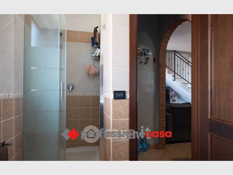Bagni - Casa indipendente con giardino a Pomezia