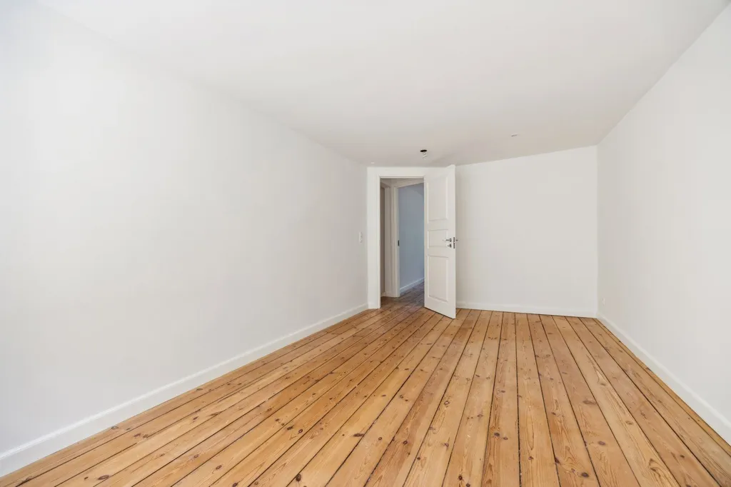 Rooms - Classical 5-Room Flat with Original Parquet in City Centre