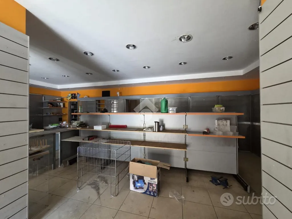 Stanze - Commercial Space with Two Windows in Rome