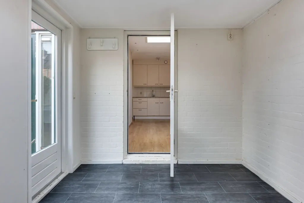 Esik - Spacious Renovated Semi-Detached House in Heiloo