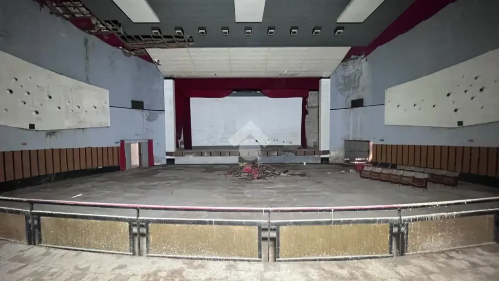 Pièces - Former Cinema with Dual Access in Mesagne