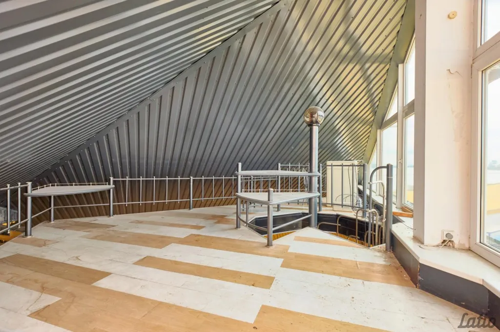 Toad - Commercial Space with Extensive Asfaltēta Area in Riga