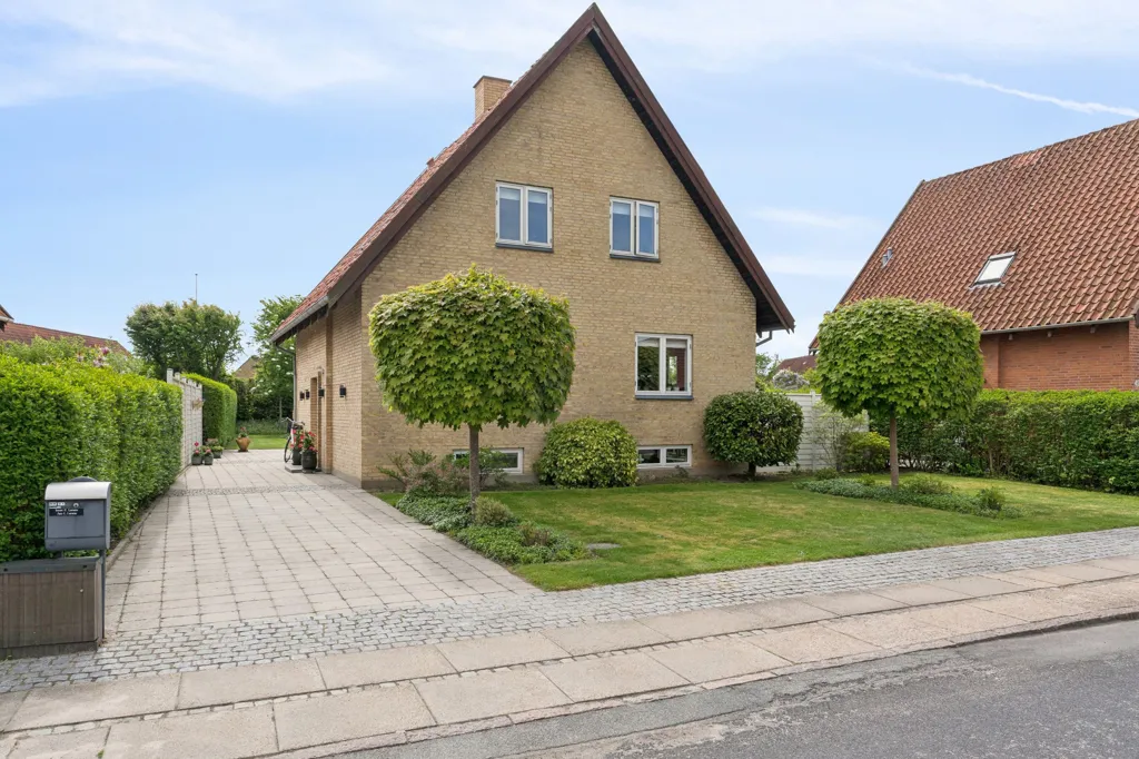 Exterior - 1953 Villa with Garden in Odense M