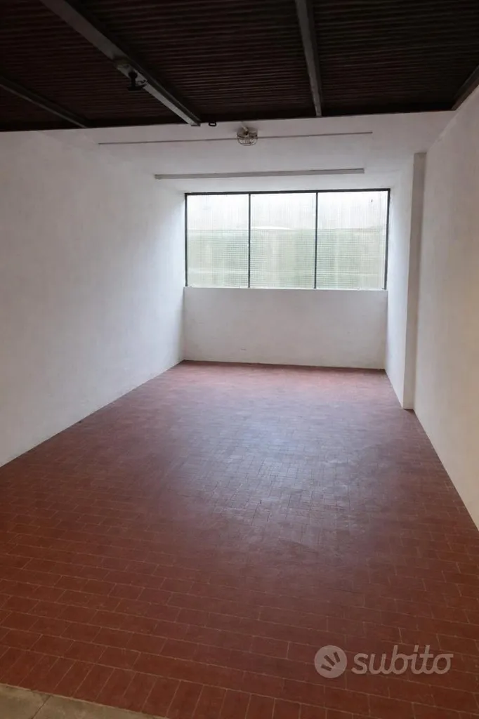 Garaaž - Central Garage with Natural Light in Prato