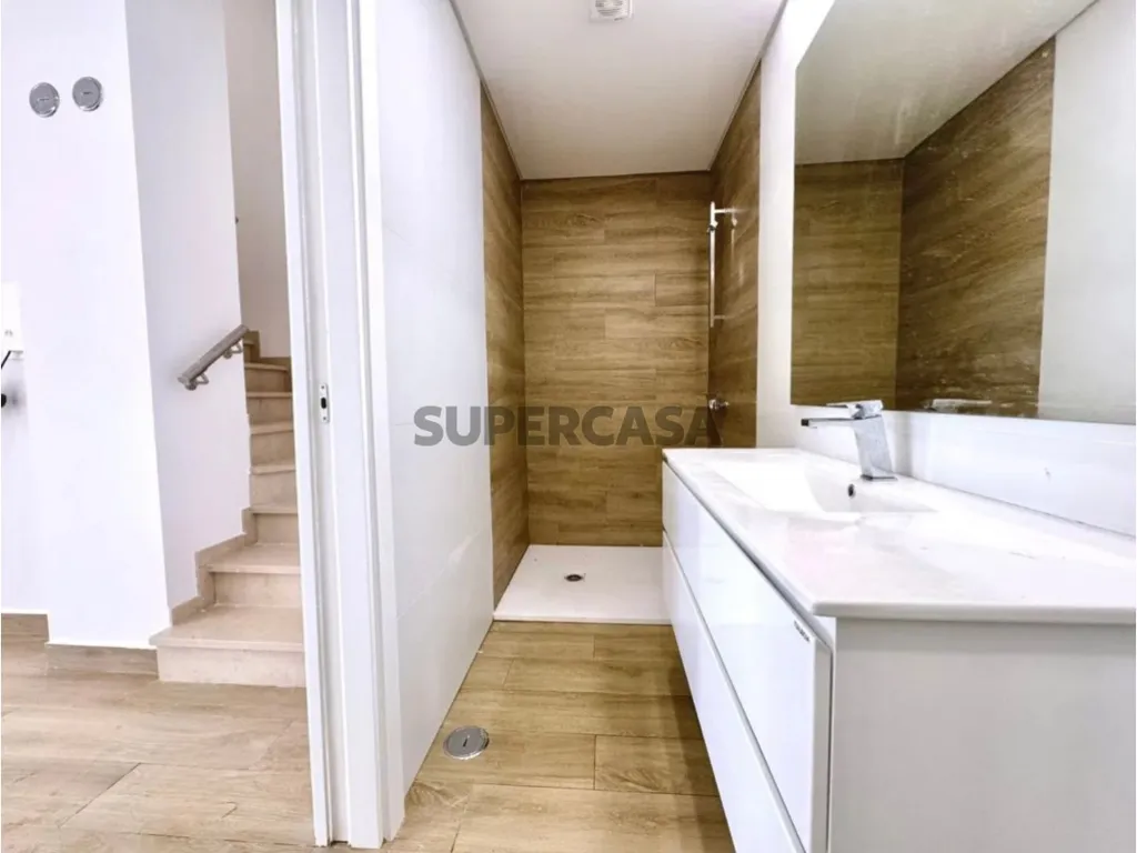 Bathrooms - Newly Built House with Terrace in Caparica