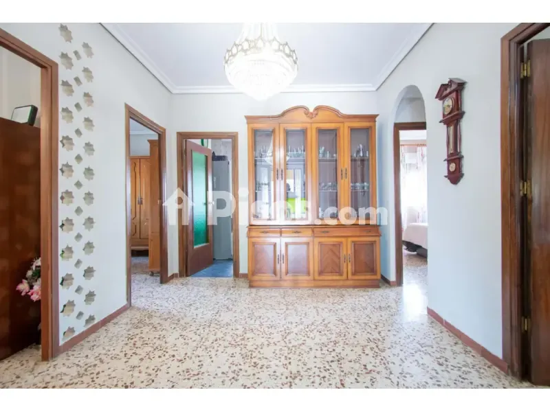 Esik - Chalet with Extensive Garden in Nuevo Bulevar