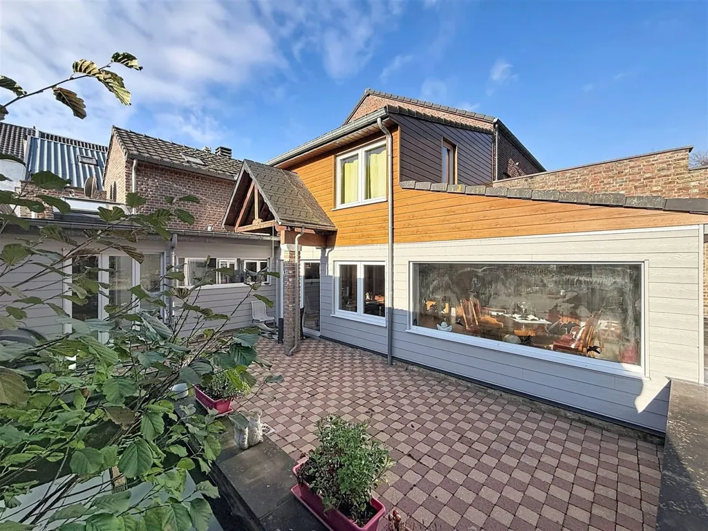 Terrass - Mixed-Use Complex with Office Space in Urban Area
