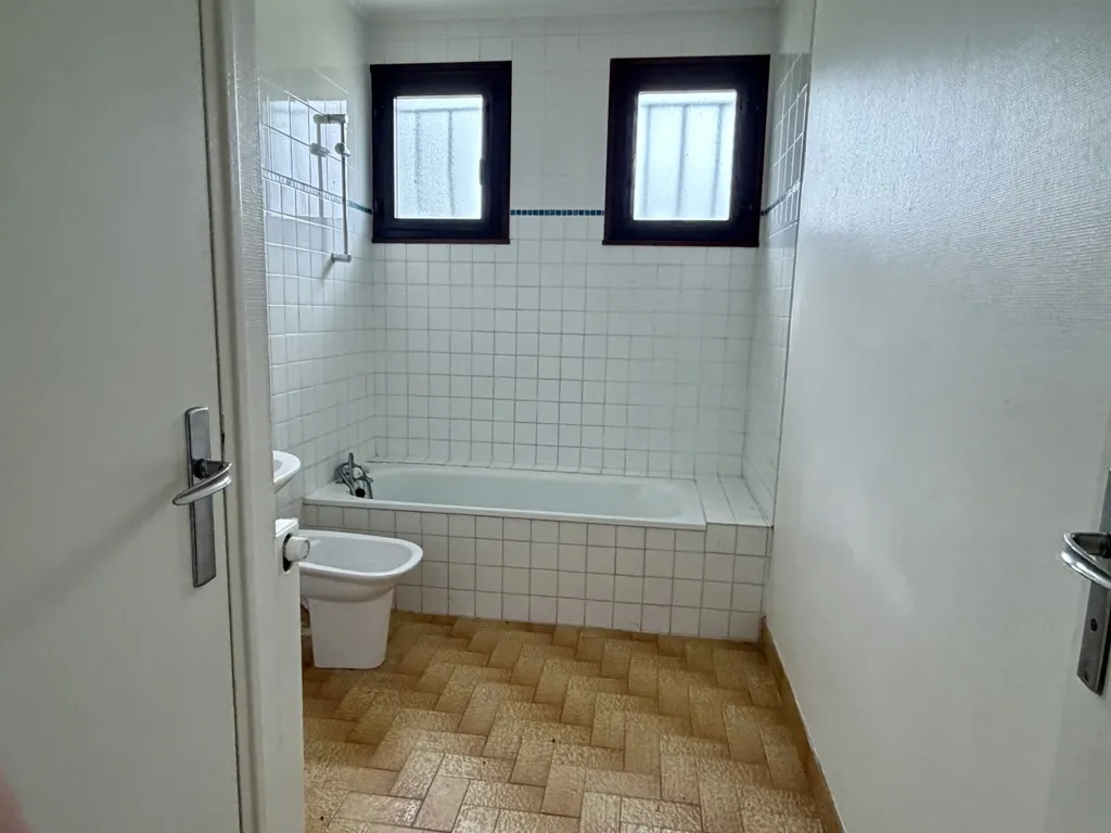 Salles de bain - Maison avec jardin et garage à Savonnières