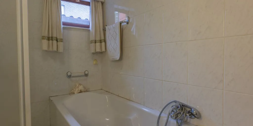Salles de bain - Maison à Renover avec Jardin à Maasmechelen