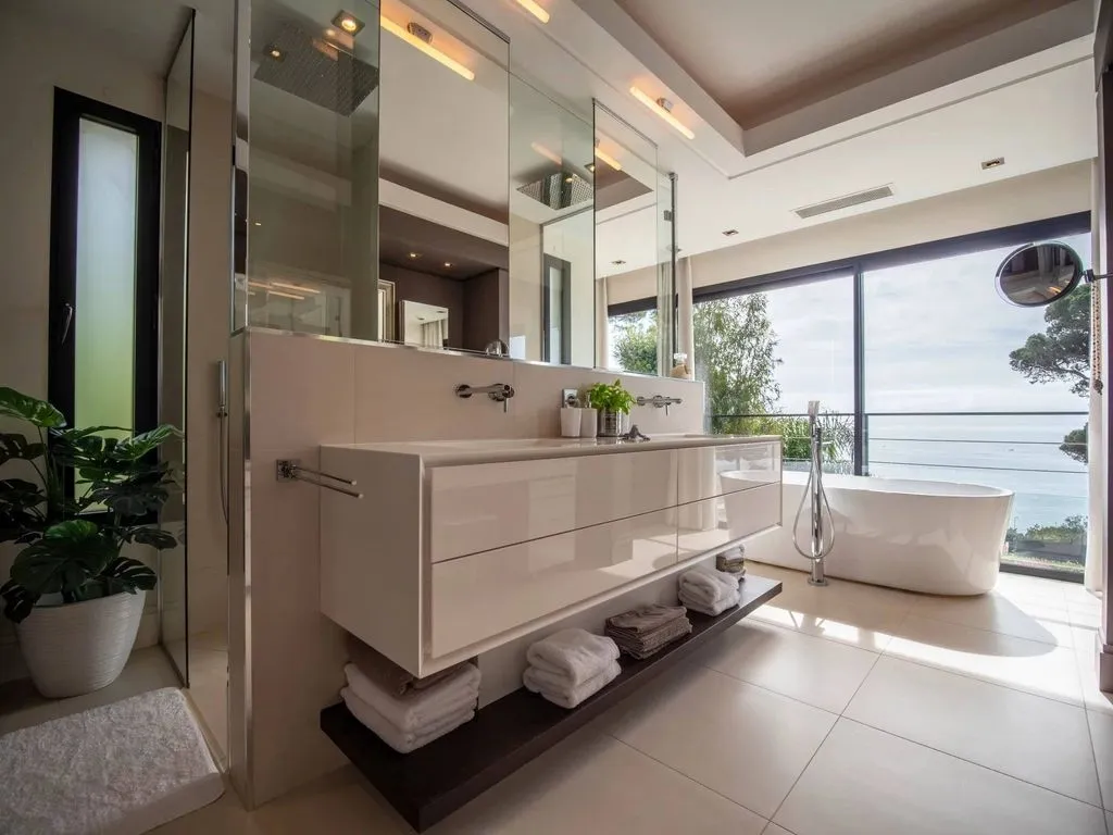 Salles de bain - Villa Contemporaine avec Vue Mer à Cannes
