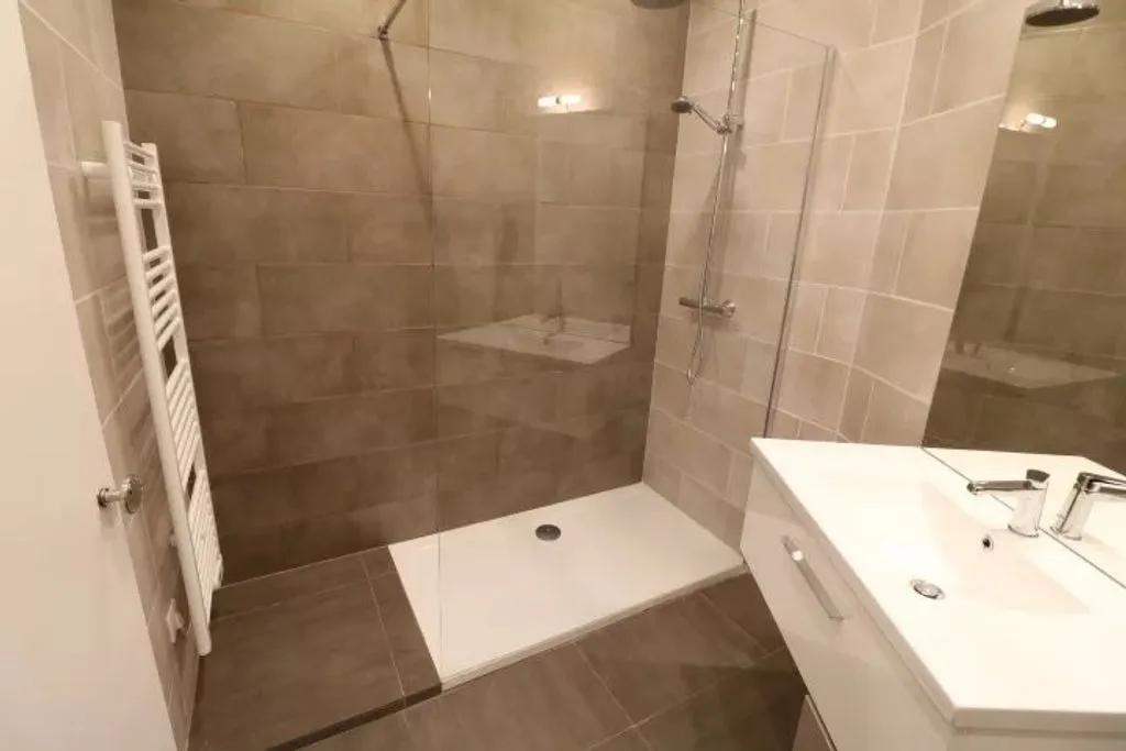 Bathrooms - Luxury Flat with Balcony in Cannes