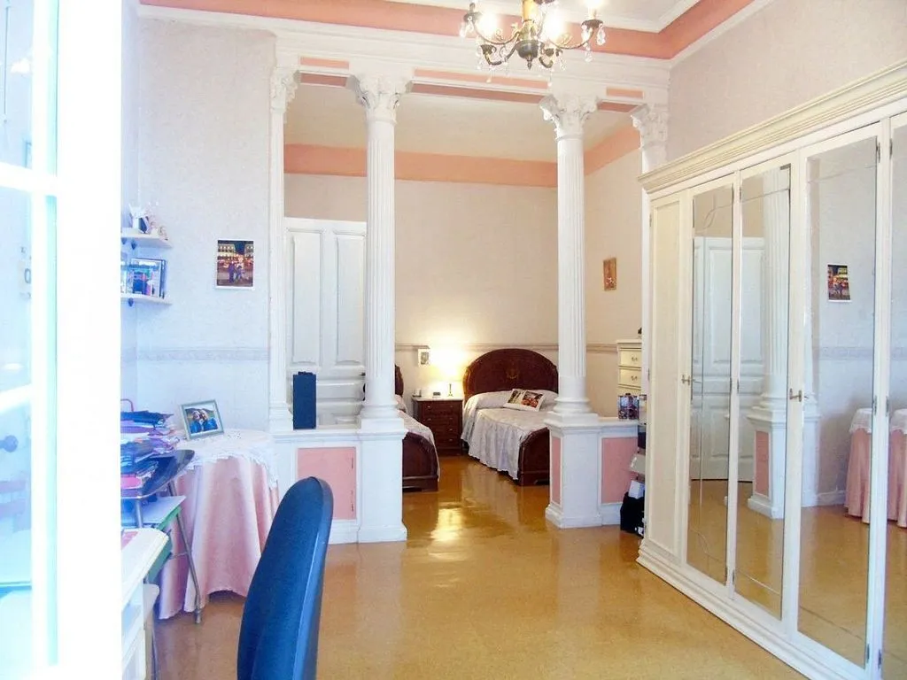 Chambres - Historic Apartment with Balcony in City Centre