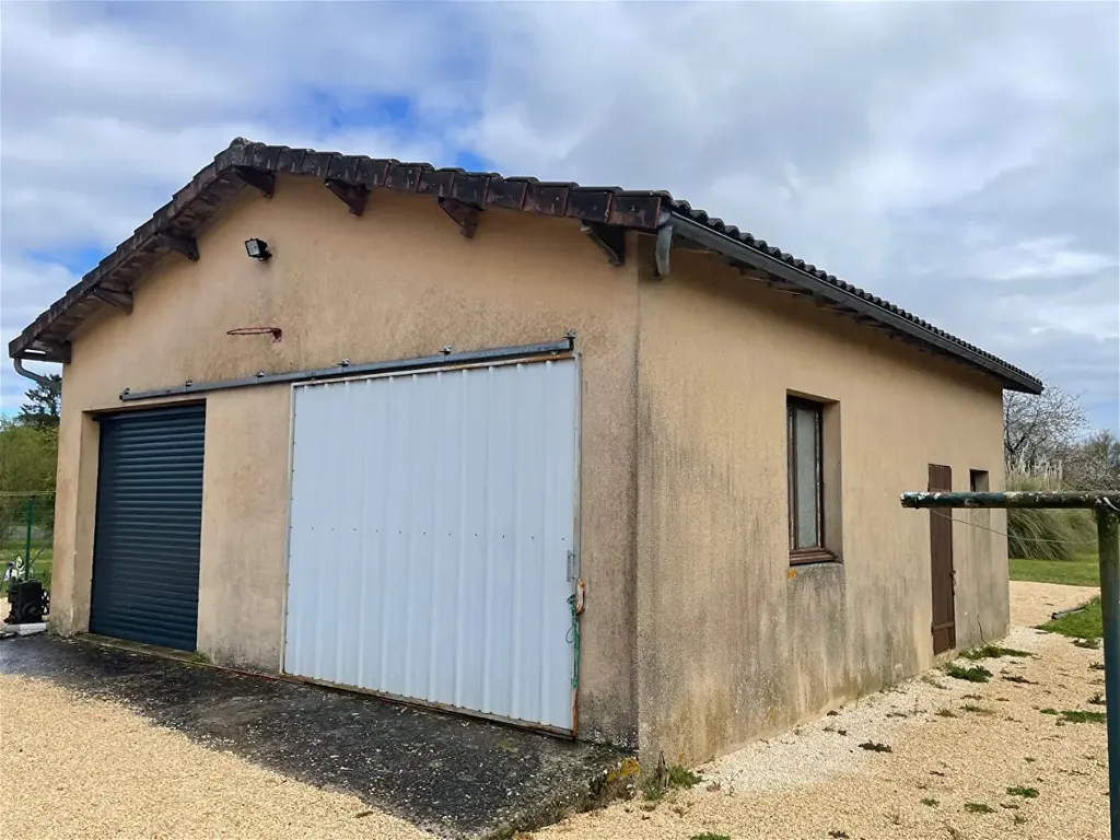 Esterno - 5-Bedroom House with Workshop in Blanzay