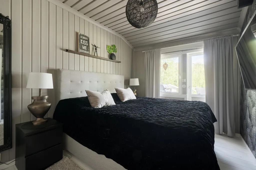 Magamistoad - Charming Seafront Home with Open Plan in Tranquil Setting