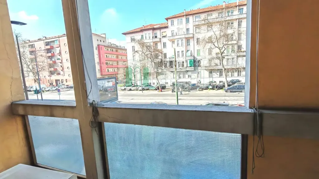Rõdu - Rustic-Style Trilocale with Balcony in Milan