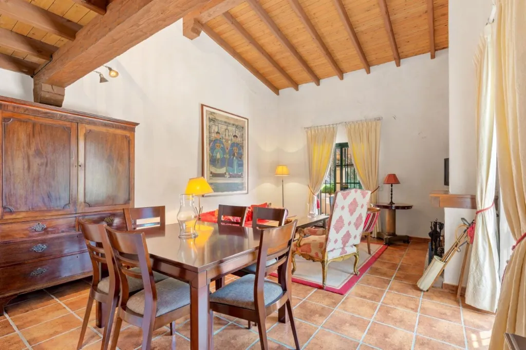 Söögituba - Mediterranean Villa with Private Helipad in Ojén