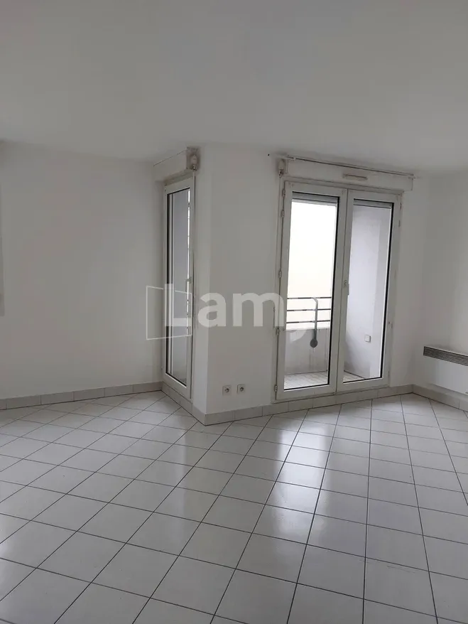 Pièces - Appartement Rénové avec Balcon à la Part Dieu