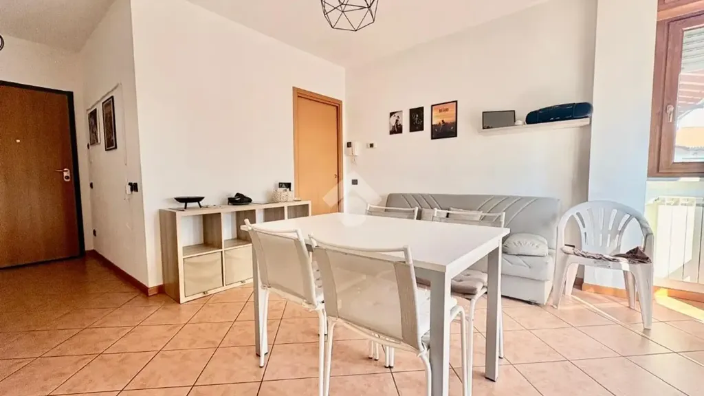 Sala da pranzo - Modern Apartment with Balcony in Calcinate