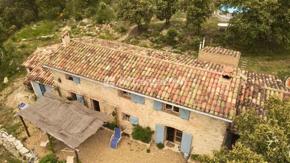 Vue aérienne - Ancienne Ferme avec 20 Hectares à Cotignac