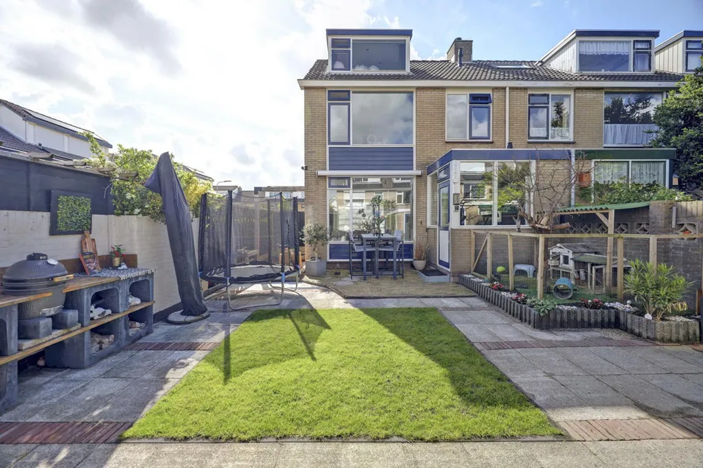 Aed - Fully Renovated Corner House with Garden in De Lier