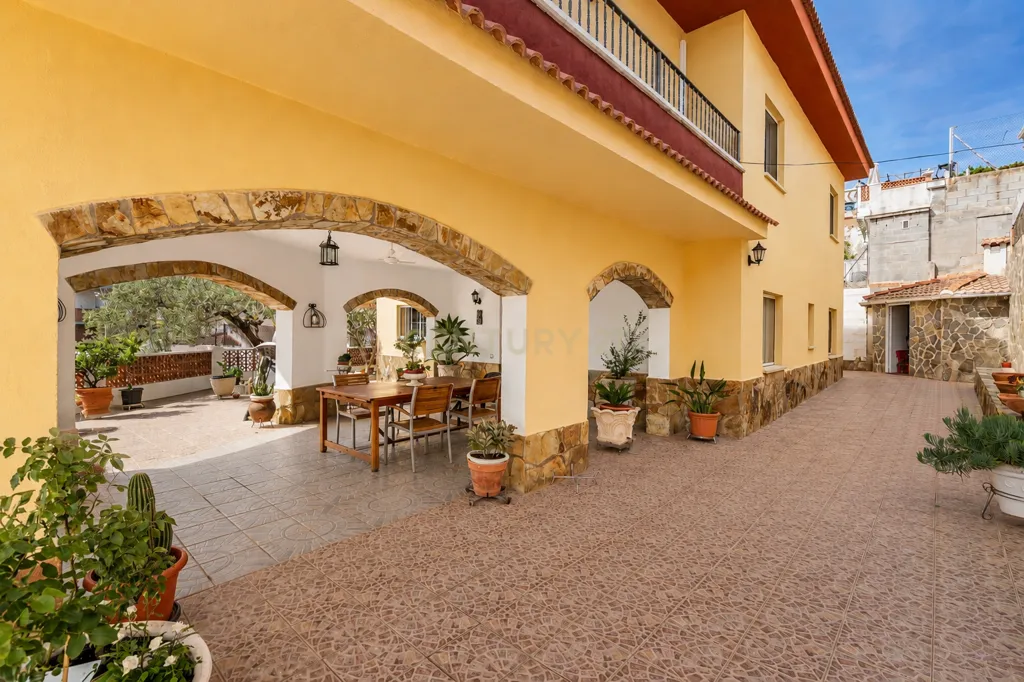 Garden - Independent House with Montserrat Views in Abrera