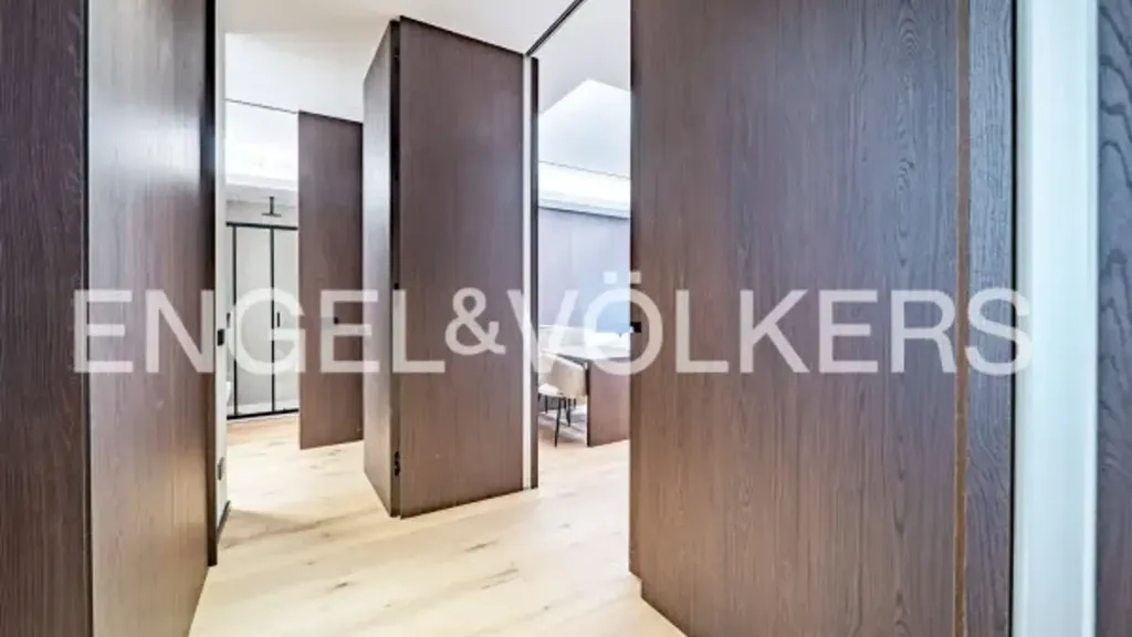 Entrée - Renovated Triplex with Balcony in Milan
